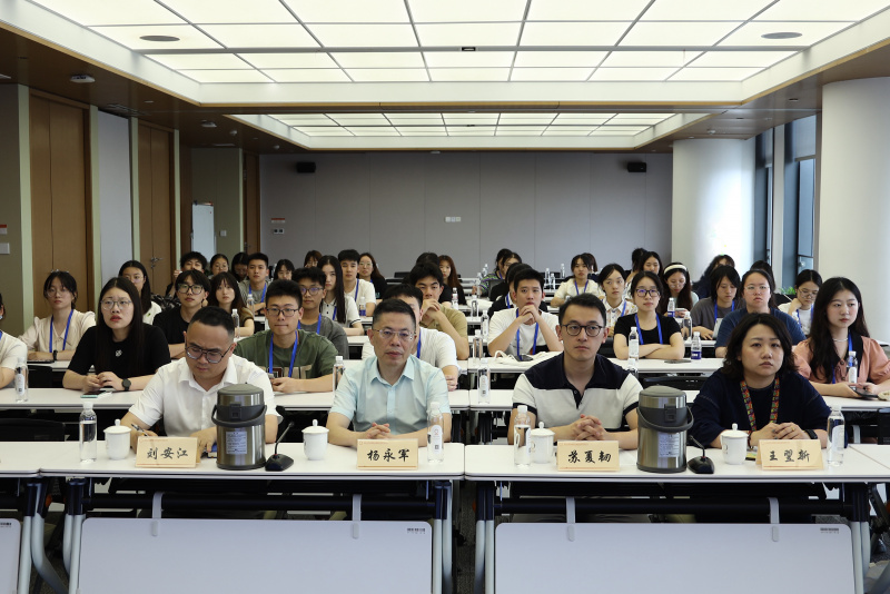 浙江大學經濟學院、國際聯合商學院全國優秀大學生夏令營到浙江東方參訪 劉安江（左一）楊永軍（左二）.jpg